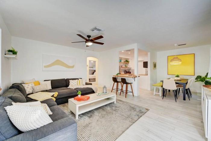Enchanting 2BR1BA Casita 2 blocks to Beach