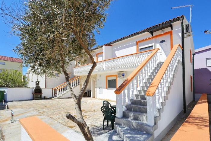 Apartments with parking space Vir - 22134