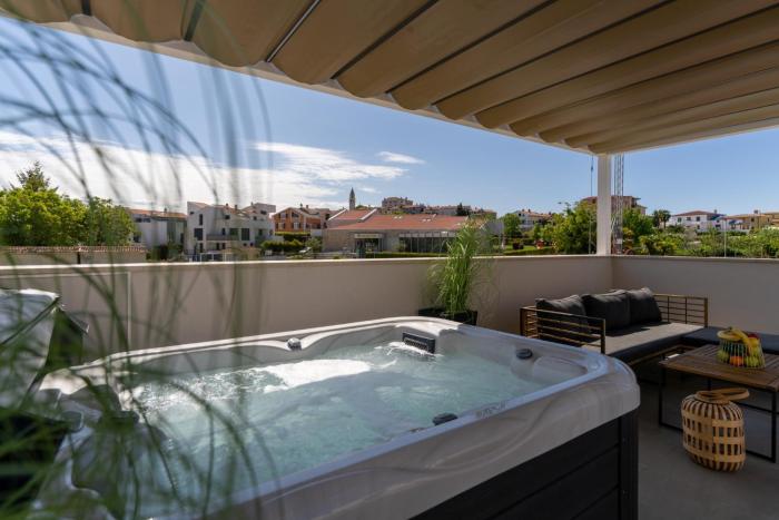 Costa Deluxe by Briskva