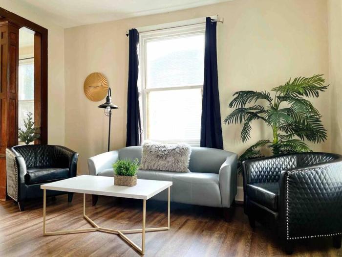 Abode à la Mode Centrally Located 2BR1BA Home