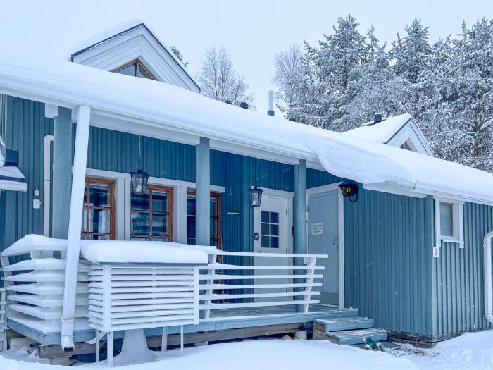 Lomakivakka - Roomy 2BD & loft by the lake, free wifi and sauna