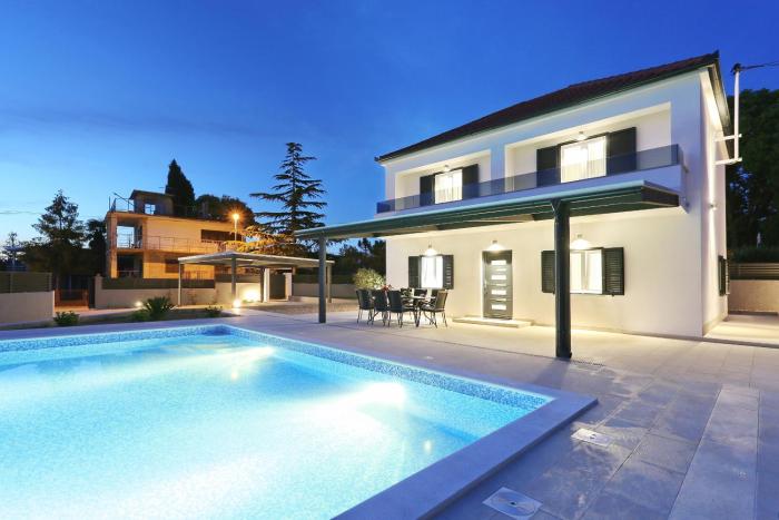 Villa Lovre( heated swimming pool & free bikes)