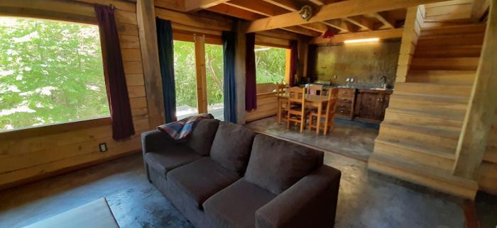 Hermosa cabaña en bosque nativo