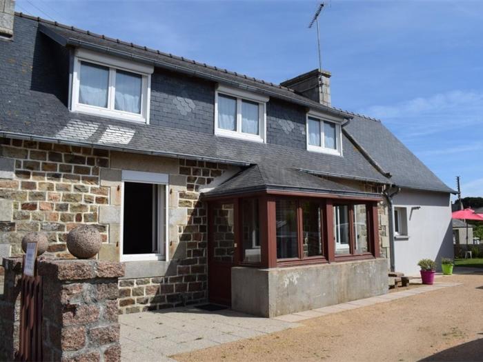 Maison bretonne à Ploumanach, 280m de la plage, jardin, parking, 5 chambres - FR-1-368-401
