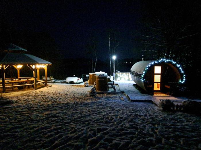 Domki Borowiackie nad brzegiem jeziora