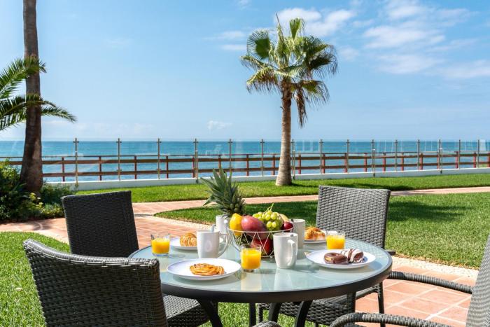 Cozy beach front house with open sea views located in Calahonda only few minutes away from Marbella - Costa del sol - CS120