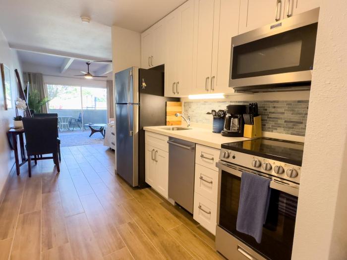 Newly remodeled studio, jacuzzi and pool