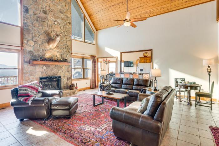 Hot Tub, Mtn Views and Games! Hayesville Home