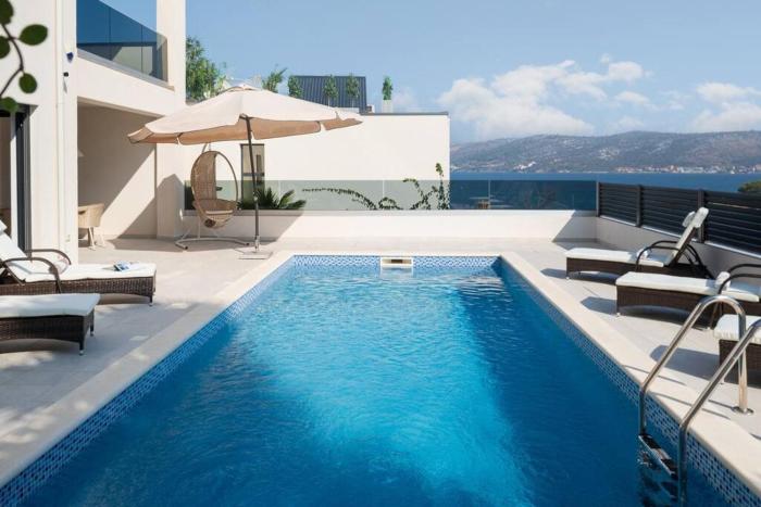 Villa Palm Bay 2, heated pool - 10 m from the sea