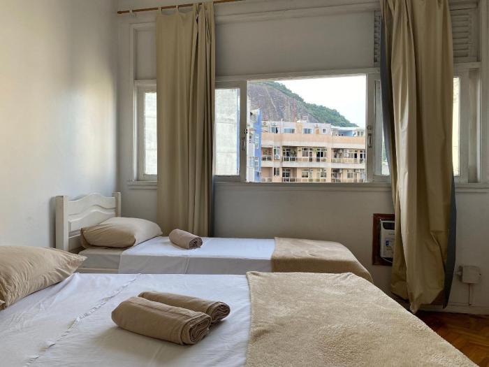 Studio p 3 pessoas simples, uma quadra da praia, 3min metrô Arcoverde, atrás do Copacabana Palace