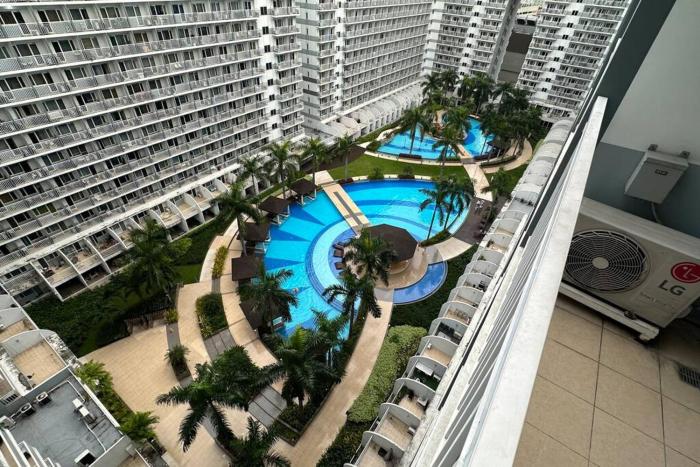 Tropical Balcony Pool View, 14th floor, MOA, Netflix, Airport at Shell Residence