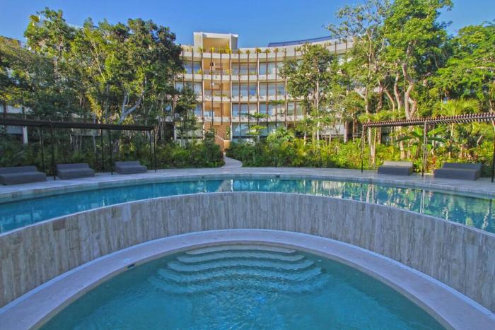 Beautiful Jungle Loft, 7 Pools, Free Beach Shuttle