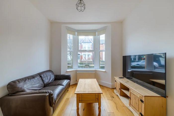 Modern Simplicity 10mins from Westfield Stratford - Pass the Keys