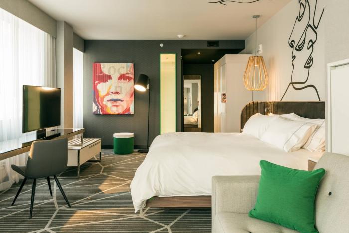 Renaissance Montreal Downtown Hotel