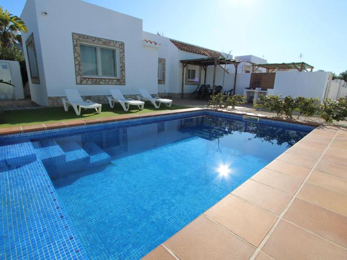 Casa familiar con piscina privada y WiFi, cerca del mar, aire acondicionado, mascotas y playa para perros. - ES-184-1