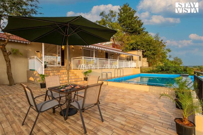 StayVistas Harvest Haven - Pool-View Villa with Deck & Machan near Sula