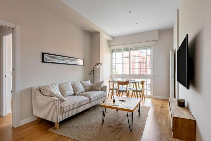 Bright with views - 2Bd 1Bth- Av América