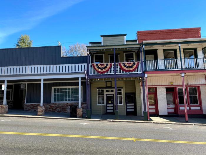 Historic Washington St Balcony