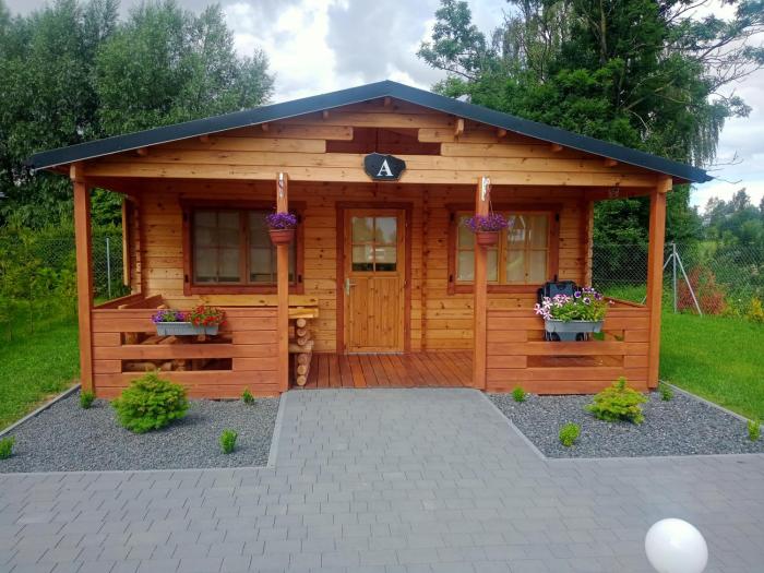 DOMKI NAD STAWEM