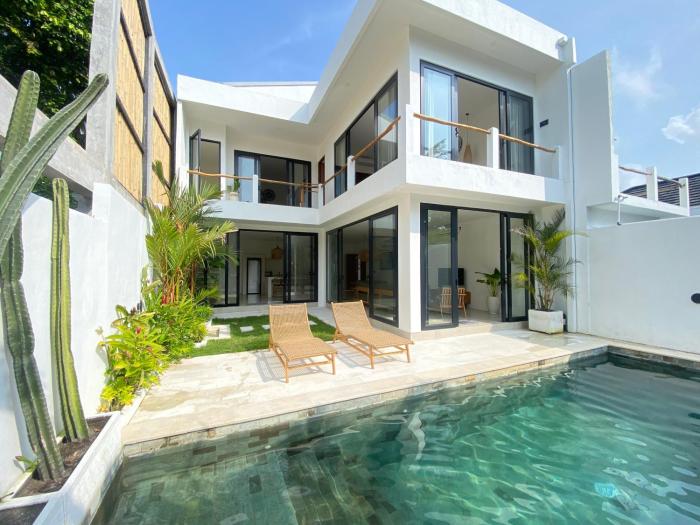 Beach view 2BR Villa Nam with pool, Seseh beach