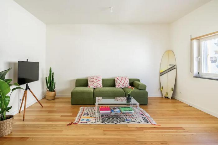 Modern 1-Bed Apt with Big Balcony near Beaches