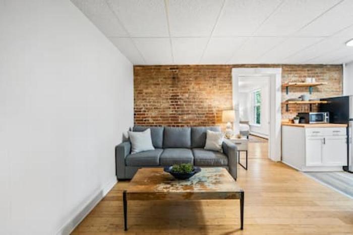 Comfy 1BR with Parking - Near UC, Zoo, Downtown