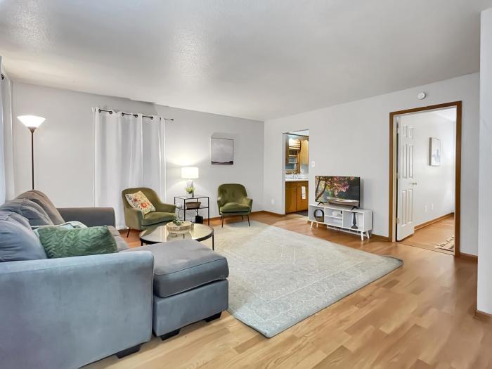 Charming Family Friendly 3BR Duplex Close to Drake