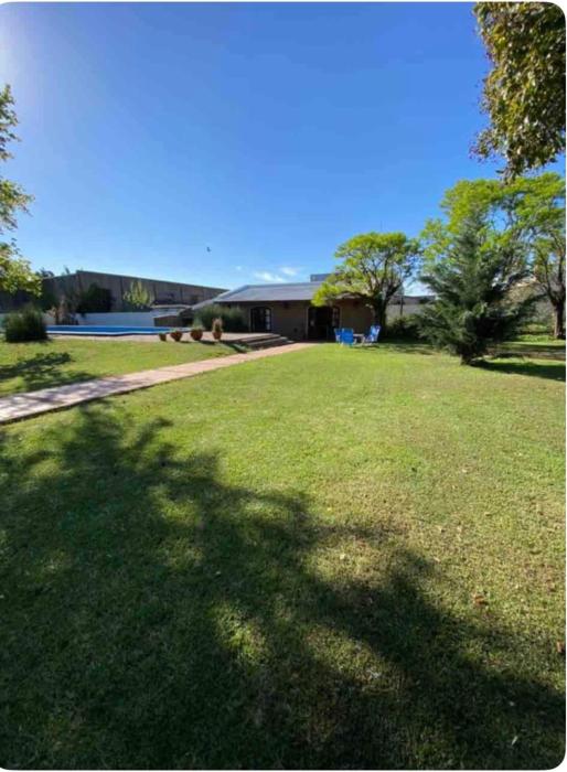 Quincho de huéspedes -parque , parrilla y pileta-