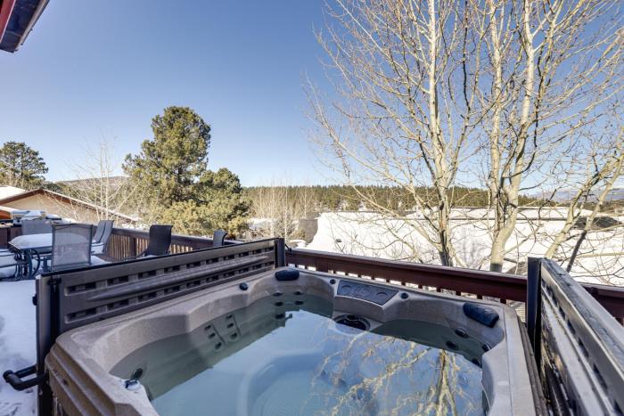 Angel Fire Townhome with Hot Tub 2 Mi to Ski Resort
