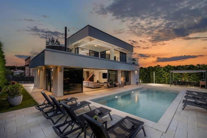 Villa Zorina heated pool 45 m2, Jacuzzi & sauna