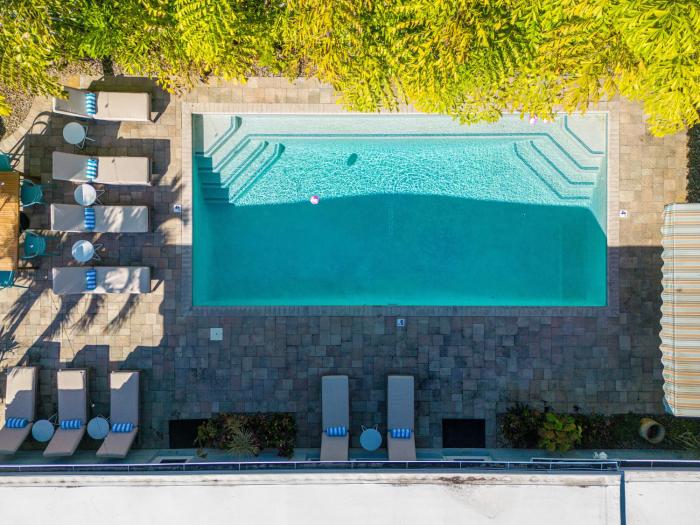 BRIGHT: Tropical Retreat Apartments - Lake Ridge - East Sunrise Blvd