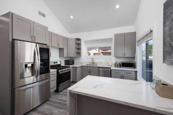 Luxury Home Steps from Sofi Forum YouTube Theater