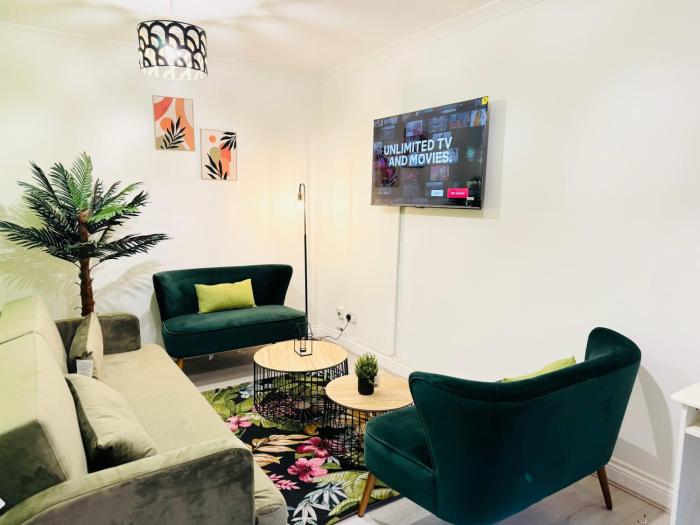 5BR House, Free Parking offA12, Contractor, Big Families, Relocation