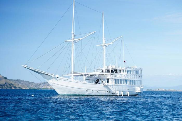 Phinisi charter in Labuan Bajo