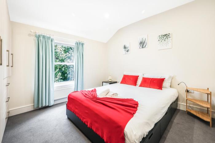 Spacious Elegant Apartment in Shepards Bush - Pass the Keys