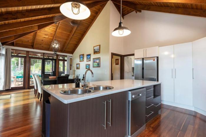 Family retreat, Pool, WiFi, Games by Custom Bnb Hosting