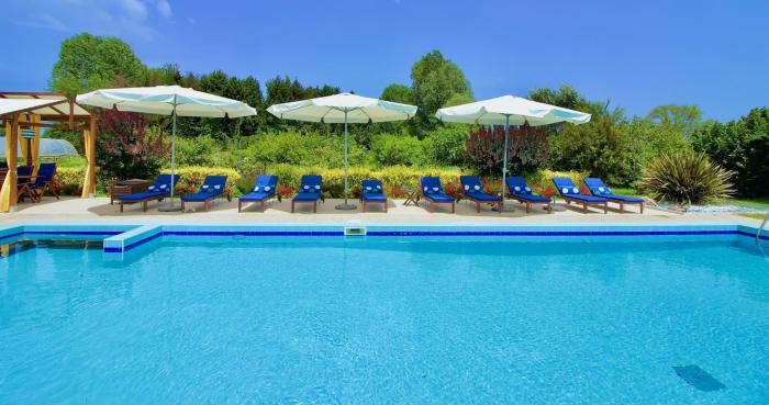 CA LEONE - Regina Vittoria Apartment with Pool