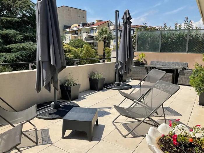 Toit terrasse dans résidence avec piscine