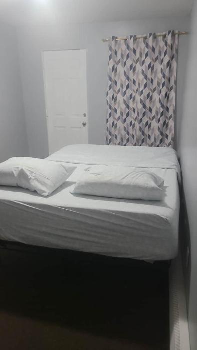 Room in a Beach House with Queen bed in a landlord hosted three bedroom apartment