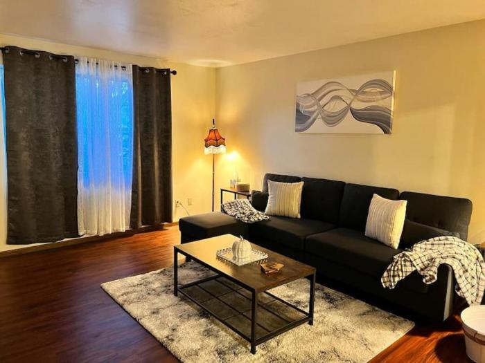 Quiet Cozy 2BR APT Black out Curtains