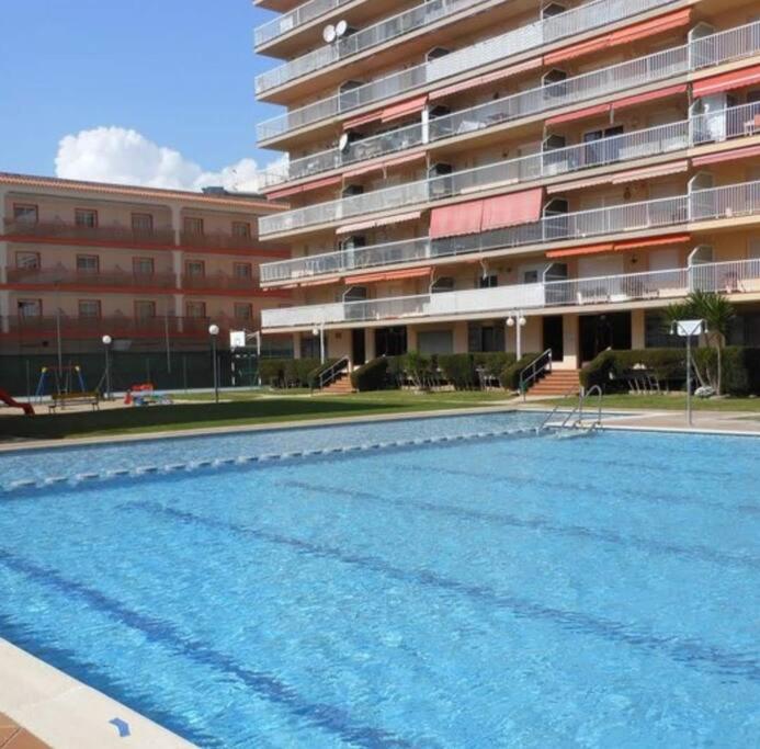 Apartamento con gran piscina y frente a la playa.