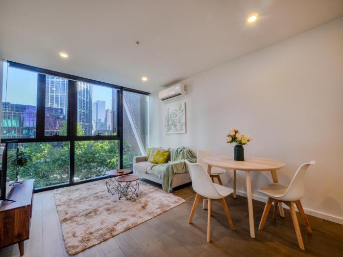 Stylish 2BR1BA Apartment Mel Pool Gym Wifi