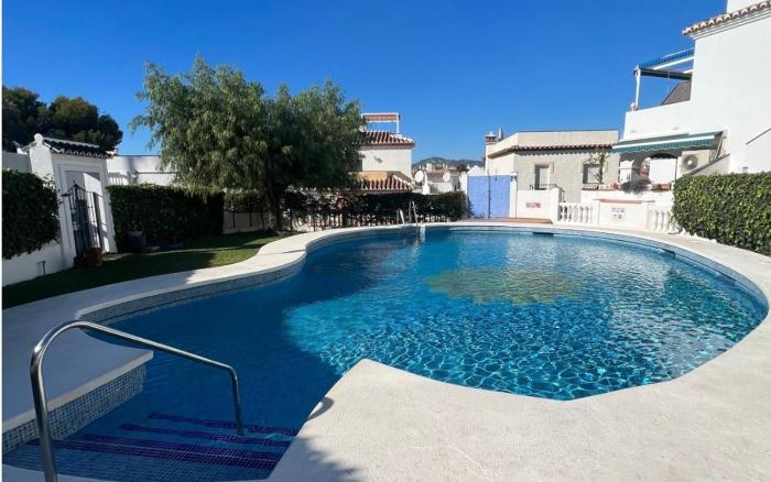 Beautiful views, pool & just 10min to the beach