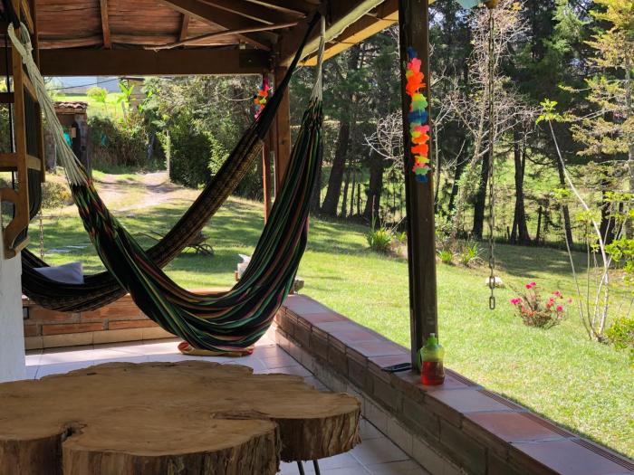 Casa Rustica con chimenea en su interior, rodeado de los cuatro elementos tierra, fuego, aire y agua, ubicada en sector tranquilo, para descansar en familia o amigos,