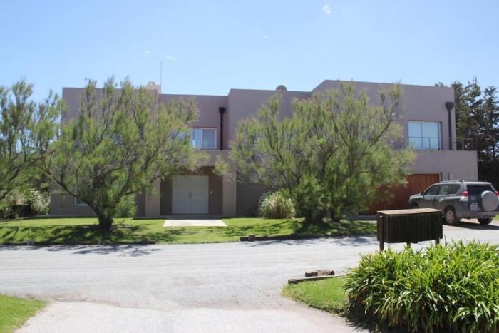 Casa De Alta Categoría Ubicada En Barrio Medanos Frente Al Mar