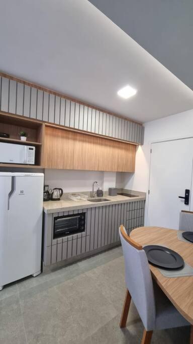 Apartamento ensolarado em condomínio clube