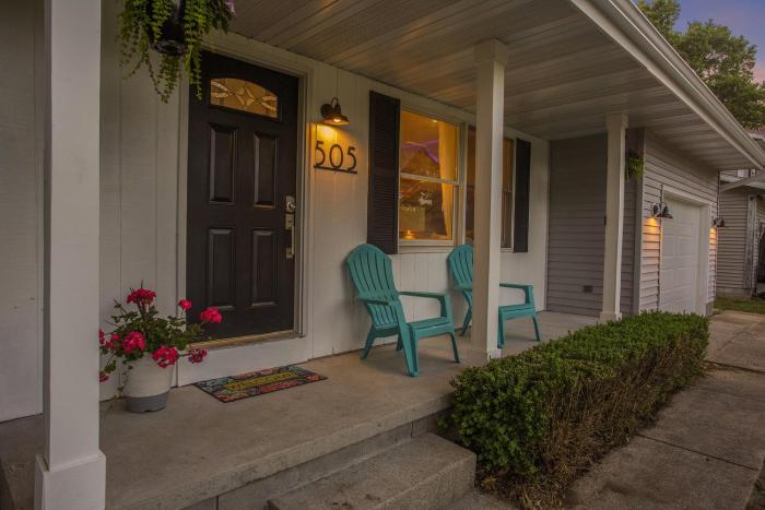 ATLAS - Whole House - 5BR 2BA - Hot Tub - Game Rooms - Theater - Fenced Backyard