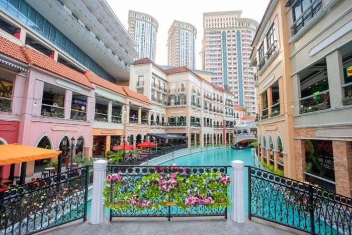 Venice Luxury Residence linked to Venice Mall, nr NAIA