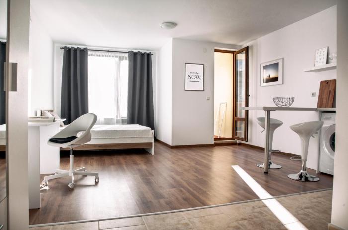 New White Studio F next to Forest the Gondola