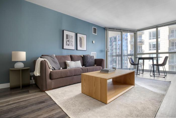 Gold Coast 1br w gym lounge 1 block to L CHI-800